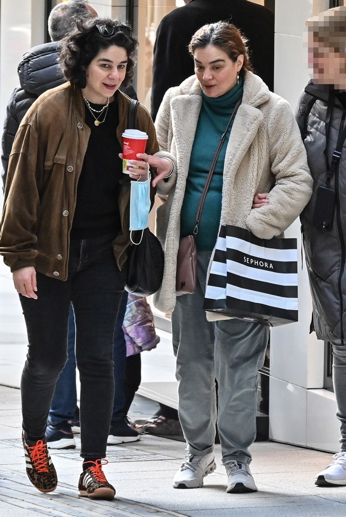 Γωγώ Μπρέμπου: Σπάνια δημόσια εμφάνιση με την αδελφή της, Χριστίνα Μπρέμπου στο κέντρο της Αθήνας