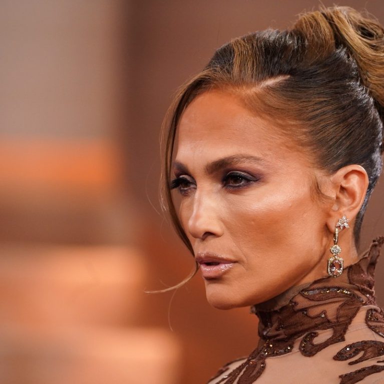 H Jennifer Lopez υιοθετεί το sexy dressing με ένα τολμηρό φόρεμα με cut-outs στο στήθος