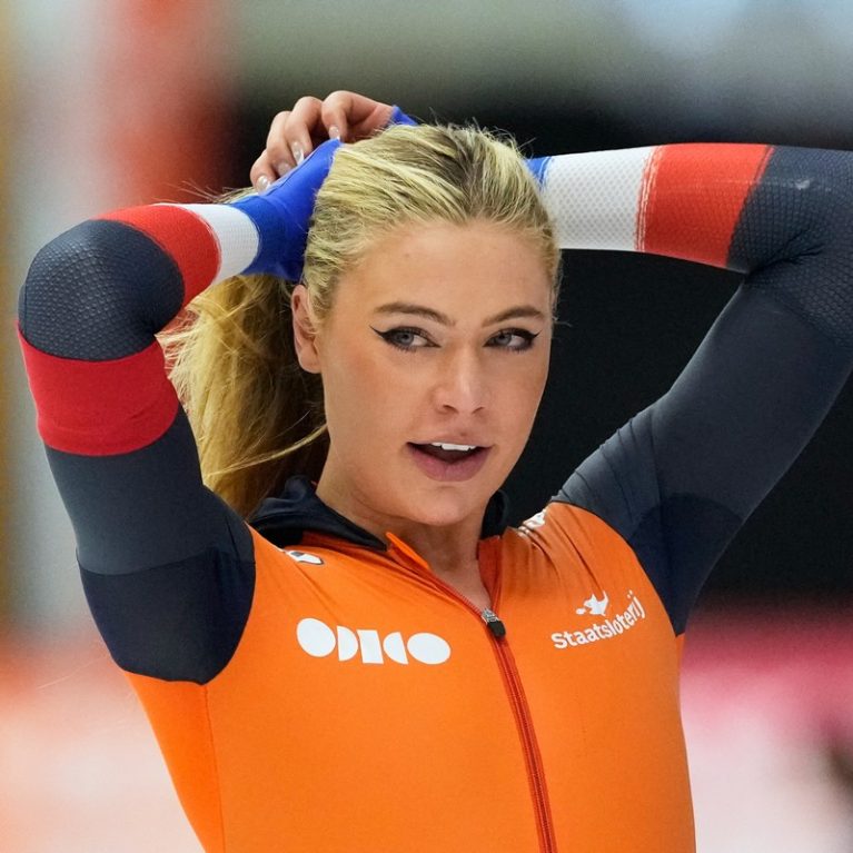 H Jutta Leerdam κέρδισε χρυσό μετάλλιο και 1.000.000 δολάρια επειδή έδειξε το σουτιέν της στους Χειμερινούς Ολυμπιακούς Αγώνες