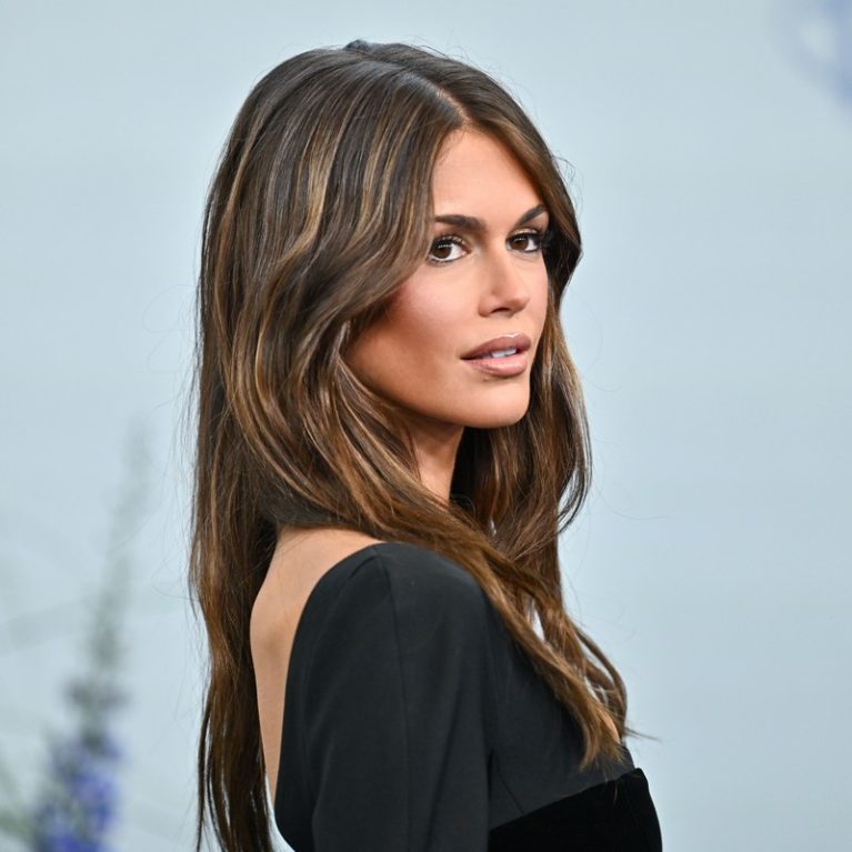 H Kaia Gerber απογειώνει το ημιδιάφανο couture φόρεμά της με βολάν και μαύρα εσώρουχα