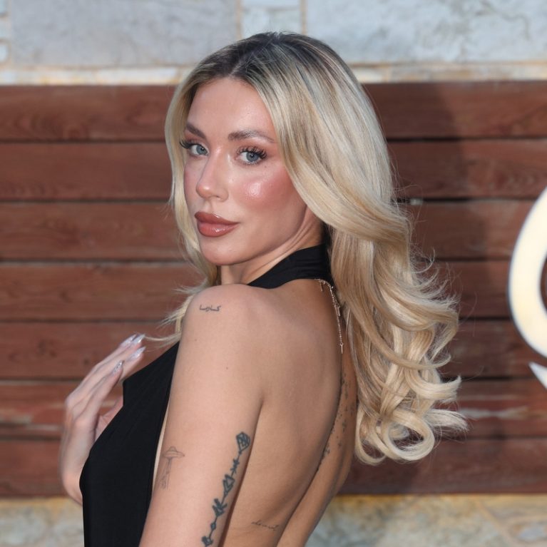 Γαρυφαλλιά Kαληφώνη: Έγινε «μαργαρίτα» ποζάροντας για τον Χρήστο Μάστορα. Love in bloom