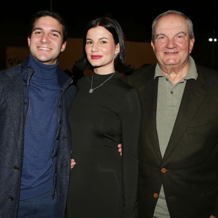 Κώστας Καραμανλής: Στο θέατρο με τον γιο του για να στηρίξουν την κόρη του