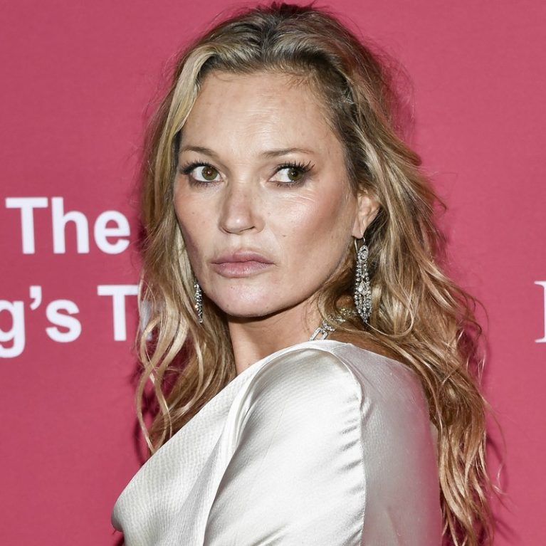 H Kate Moss με σέξι δαντελένιο catsuit, μαύρο εσώρουχο και vintage jacket