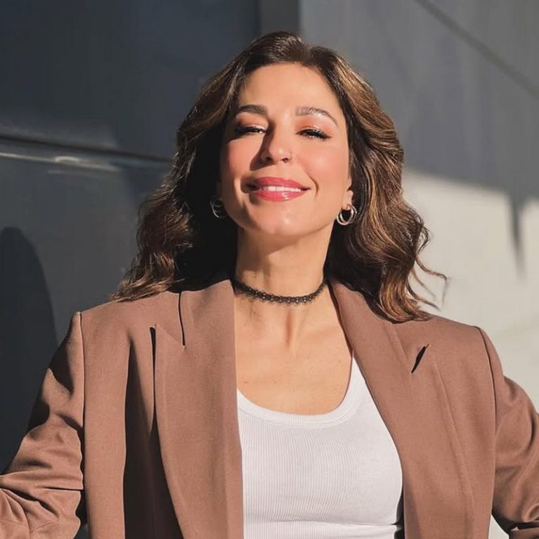 Η Κατερίνα Παπουτσάκη στην παραλία με το λευκό μπικίνι της κάνει manifest να έρθει τώρα το καλοκαίρι