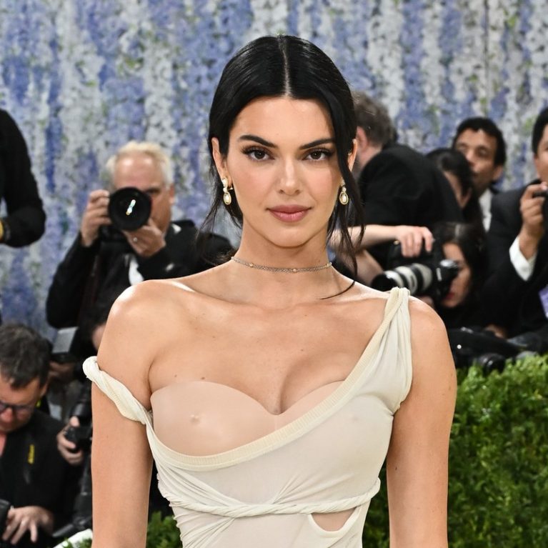 Η Kendall Jenner δείχνει τις «ρώγες» της με το πιο όμορφο bodice