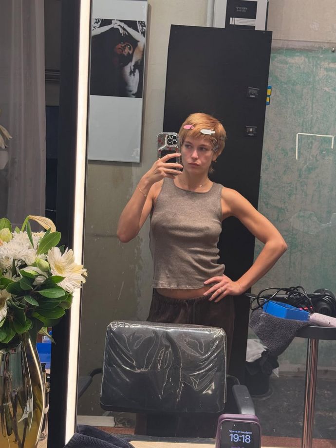 Η Κλέλια Ανδριολάτου με pixie cut: Ποζάρει με πολύ κοντά μαλλιά και είναι αγνώριστη