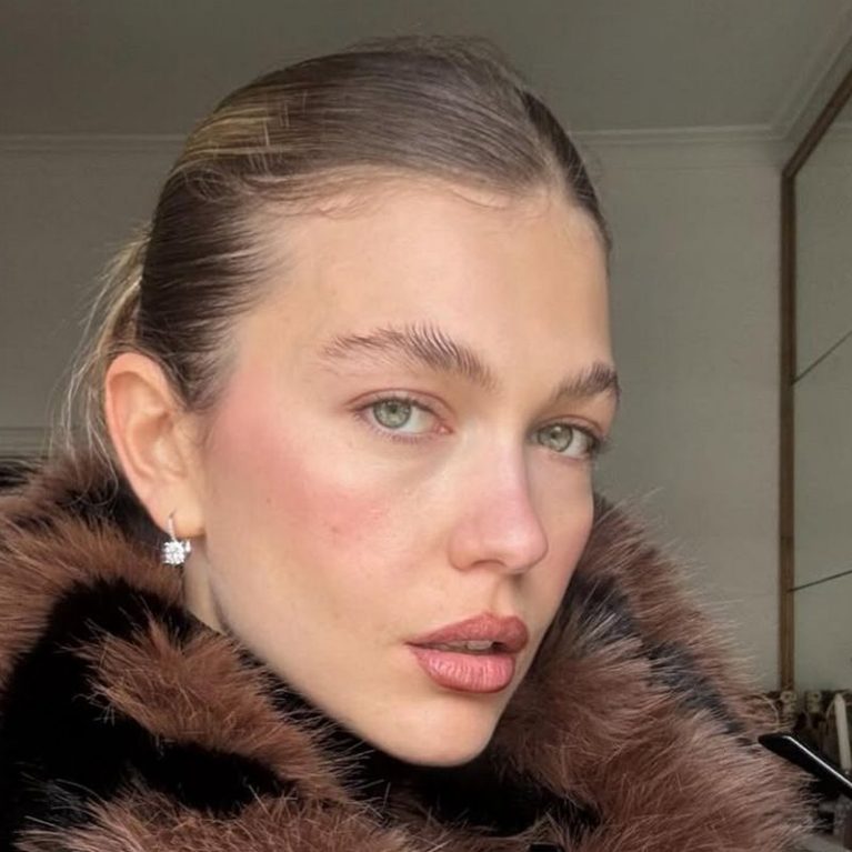 Κλέλια Ανδριολάτου: Η παιδική φωτογραφία με την αδερφή της αποδεικνύει ότι η ομορφιά είναι οικογενειακή υπόθεση