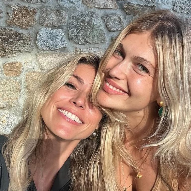 Η Κλέλια Ανδριολάτου και η Βάσια Κωσταρά οδηγούν φορώντας μαγιό στο Μαλιμπού. California dreamin’