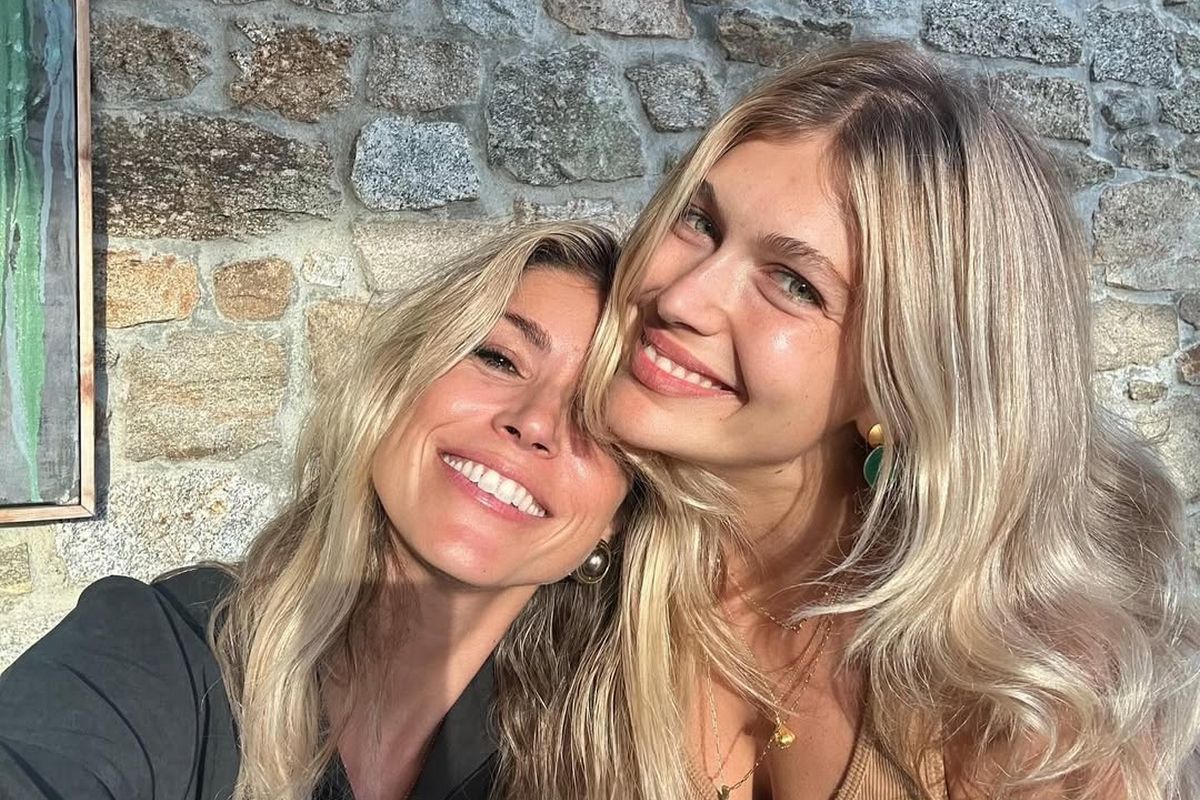 Η Κλέλια Ανδριολάτου και η Βάσια Κωσταρά οδηγούν φορώντας μαγιό στο Μαλιμπού. California dreamin’