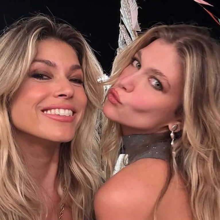 Βάσια Κωσταρά- Κλέλια Ανδριολάτου: Χορεύουν σε πάρτι με σκισμένα καλσόν. Σίγουρα "A not so silent night"