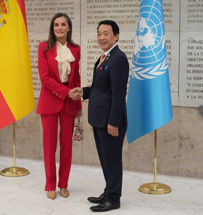 Η βασίλισσα Letizia δίνει νέα πνοή στο κλασικό λευκό πουκάμισο