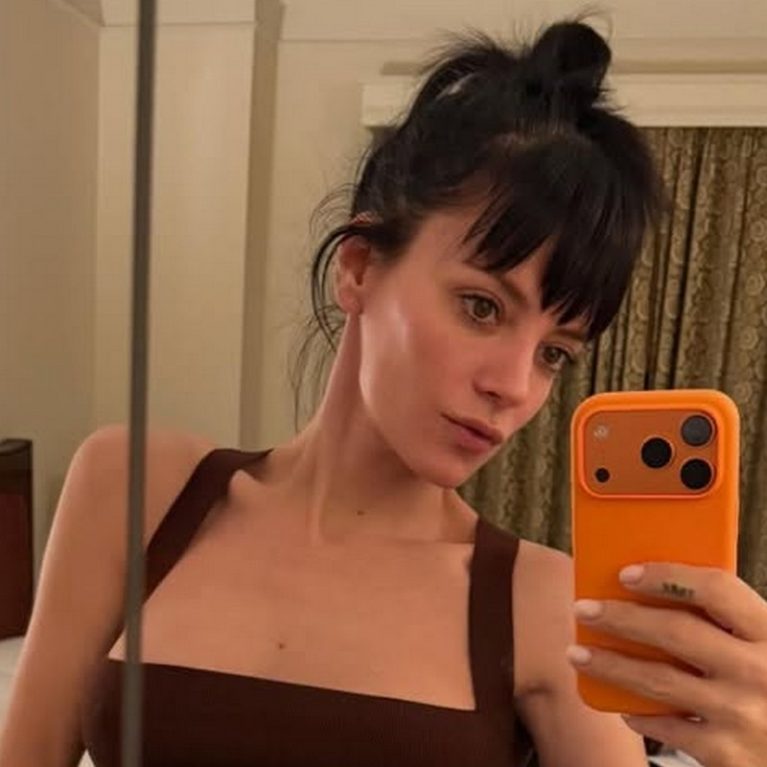 Lily Allen: Ντύθηκε με τις αποδείξεις αγορών δώρων του πρώην της σε άλλες γυναίκες κι έγινε viral
