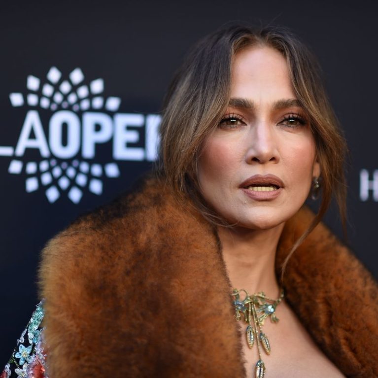 Jennifer Lopez: Ποιος είναι ο Brett Goldstein, ο φημολογούμενος νέος της σύντροφος