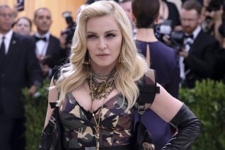 Η Madonna έκανε το πρώτο της τατουάζ στα 62 της. Οι διάσημοι με τα περισσότερα τατουάζ