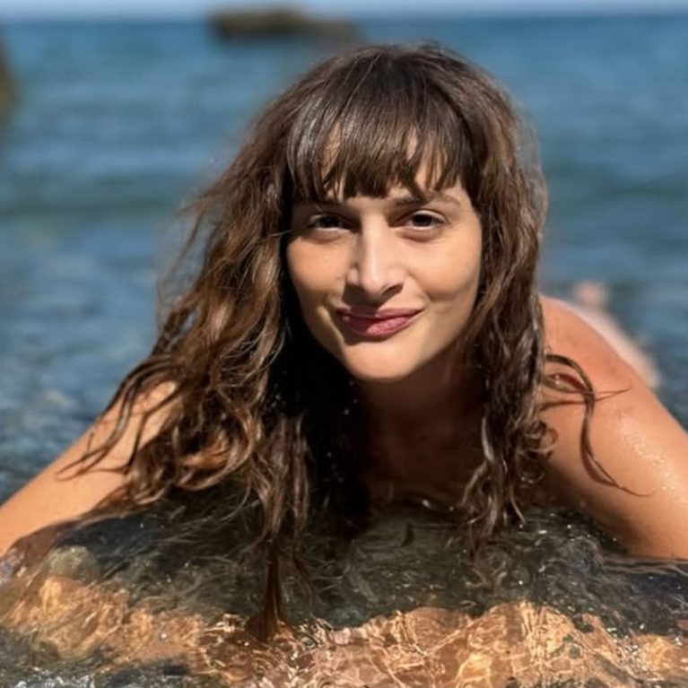 Η Μαρία Κωνσταντάκη βουτά χωρίς μαγιό και λέει «ναι» στο αυθόρμητο καλοκαίρι