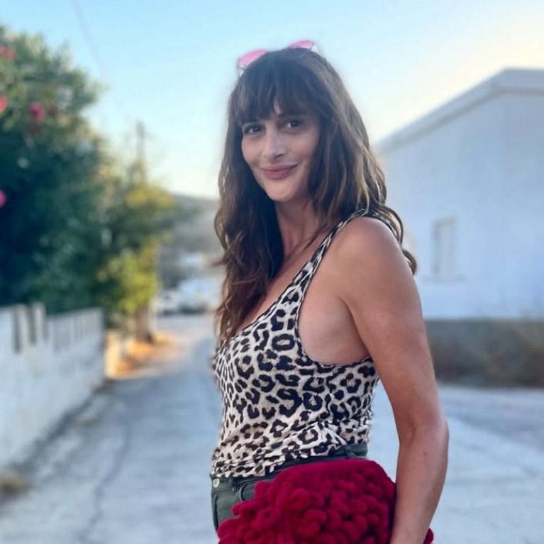 Η Μαρία Κωνσταντάκη φωτογραφίζεται topless σε φυσική πισίνα στη Σαμοθράκη κι ο Αύγουστος δεν τέλειωσε ποτέ