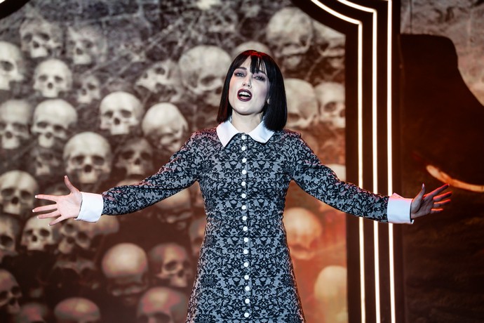 Η Marseaux γίνεται μια «άλλη» Wednesday που ερωτεύεται ένα φυσιολογικό αγόρι και της αρέσει πολύ