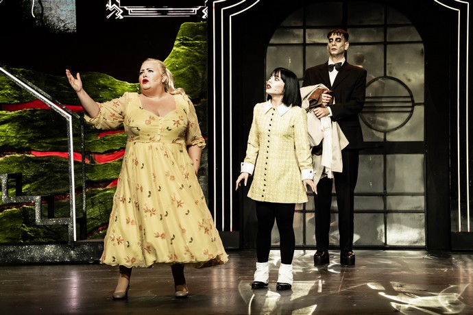 Η Marseaux γίνεται μια «άλλη» Wednesday που ερωτεύεται ένα φυσιολογικό αγόρι και της αρέσει πολύ