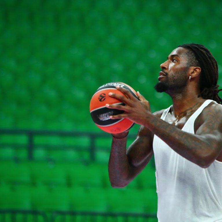 Mathias Lessort: Βόλτα στη Βουλιαγμένη με τη σύζυγό του