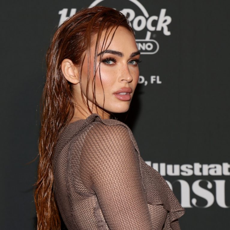 Η Megan Fox είχε τη σωστή απάντηση για όσους βρίσκουν τις πόζες της με τα εσώρουχα στα 40 «ντροπιαστικές»