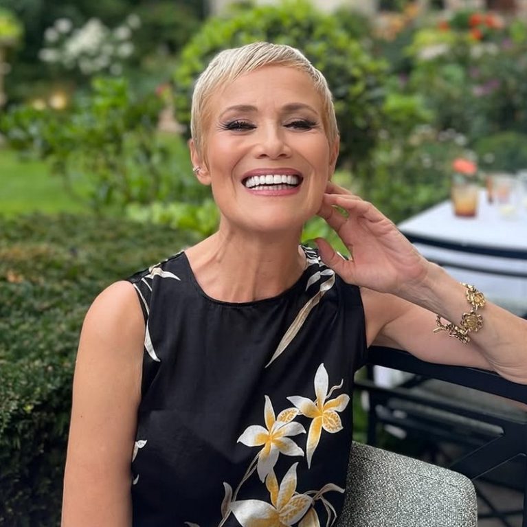 Η Κωνσταντίνα Μιχαήλ υιοθετεί το sexy dressing με ένα ημιδιάφανο δαντελένιο φόρεμα