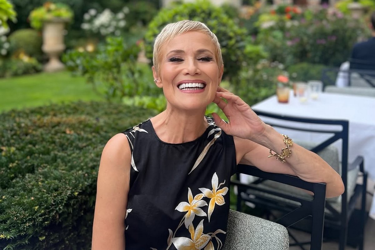 Η Κωνσταντίνα Μιχαήλ υιοθετεί το sexy dressing με ένα ημιδιάφανο δαντελένιο φόρεμα