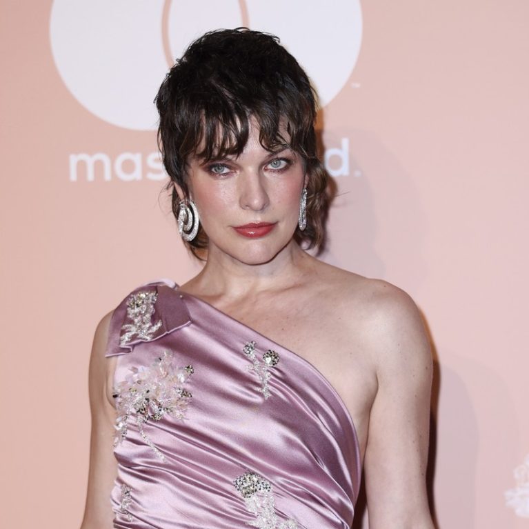 Milla Jovovich: Ποζάρει με την 18χρονη κόρη της στο κόκκινο χαλί. Απλά ολόιδιες