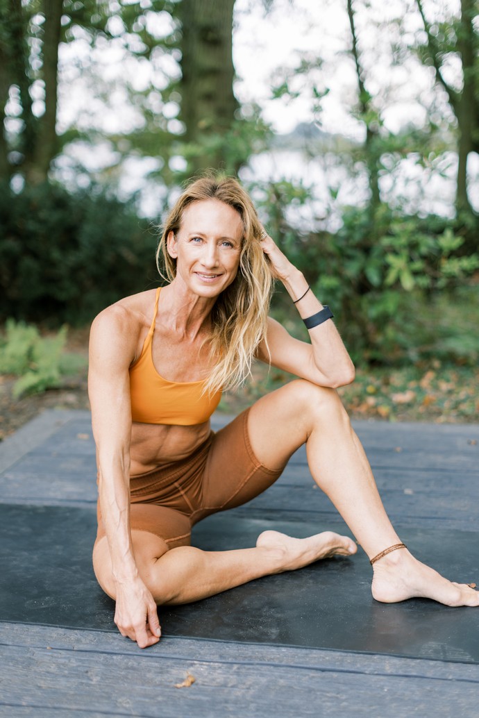 Monique Eastwood: Ρωτήσαμε την personal trainer της Anne Hathaway πόσες φορές πρέπει να γυμναζόμαστε και τη 1 άσκηση στην οποία «ορκίζεται»