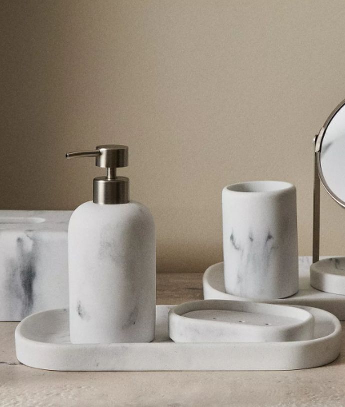 Αξεσουάρ μπάνιου από ρητίνη με όψη μαρμάρου 