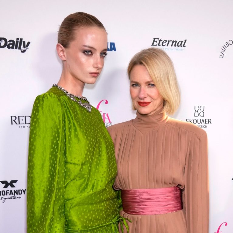 Naomi Watts: Η κόρη της έγινε η πρώτη τρανς που κέρδισε το βραβείο Breakthrough Model of the Year και έγραψε ιστορία