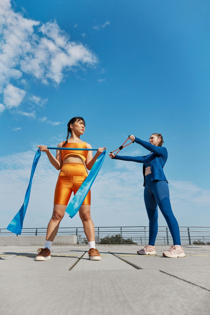 5 ασκήσεις με λάστιχα για δυνατή πλάτη και ώμους