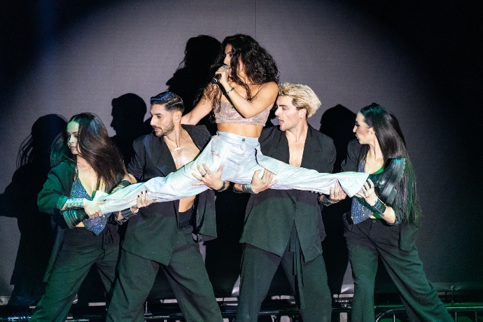 Πήγα στο τελευταίο live της Μαρίνας Σπανού για το 2025 και κατέληξε στο καλύτερο πάρτι