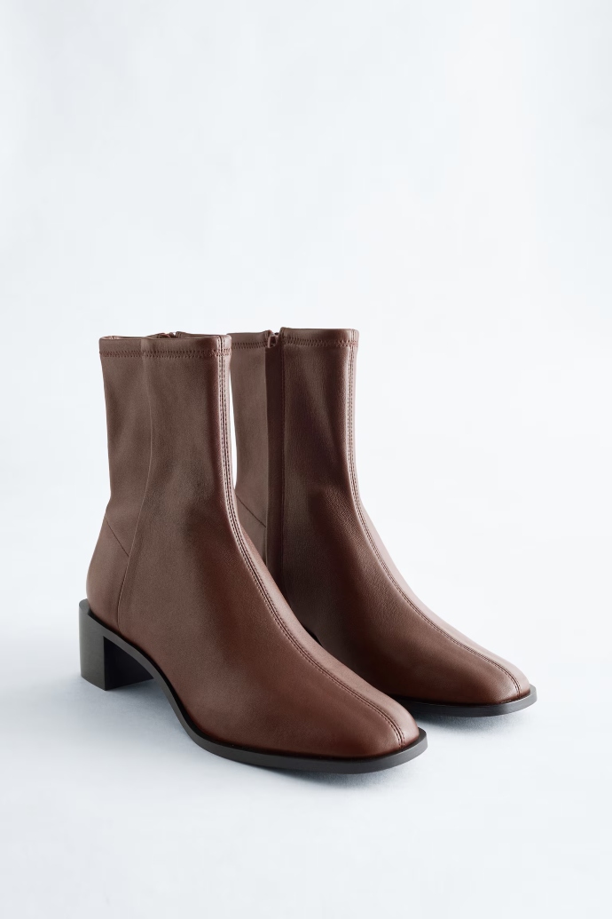 δερμάτινα μποτάκια με χαμηλό τακούνι
