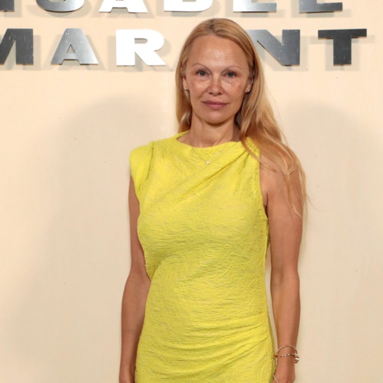 Pamela Anderson: Η μεγάλη «επιστροφή» στο μακιγιάζ με ένα full glam look