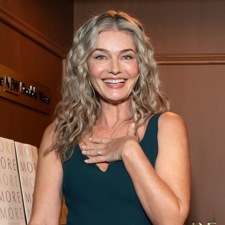 Paulina Porizkova: Στα 61 της φοράει το κόκκινο μαγιό της και σου δίνει μια σημαντική υπενθύμιση για το σώμα σου