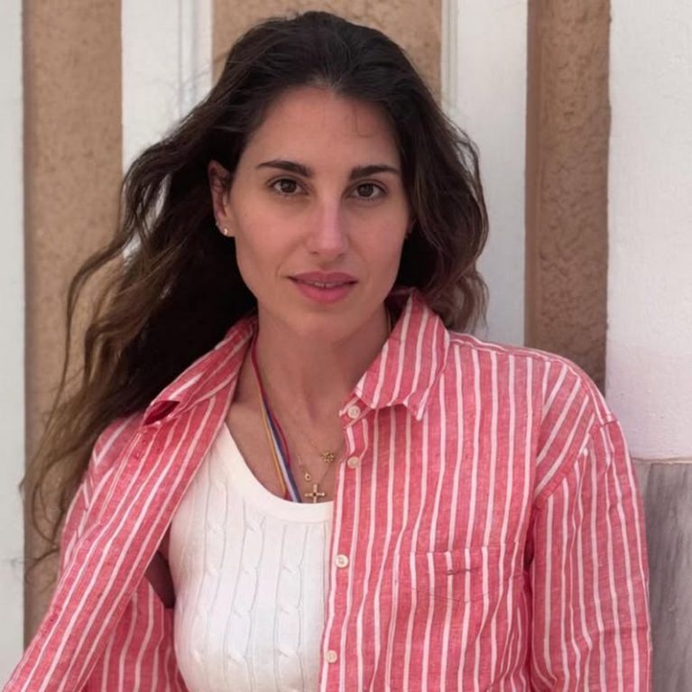 Η Παυλίνα Βουλγαράκη φορά το μαγιό της και βουτά στην πισίνα ακούγοντας τραγούδι της