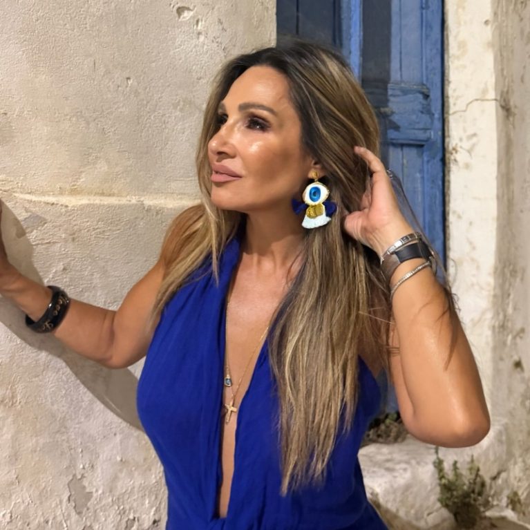 Ελένη Πετρουλάκη: Μαμά, κόρη και αδελφή ποζάρουν μαζί. «3 γενιές μια αγκαλιά»