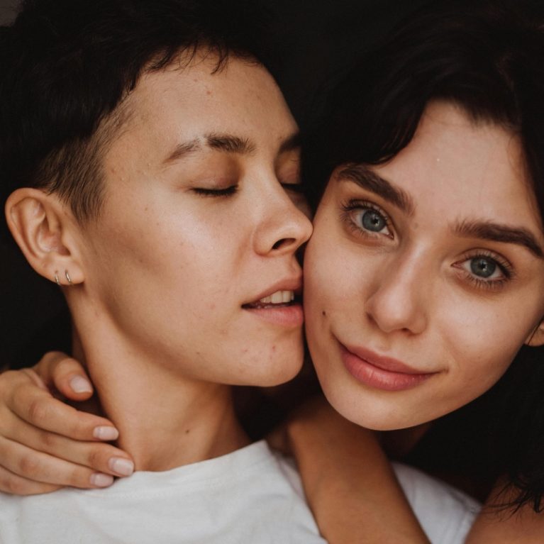 «Είμαι bisexual;» 10 σημάδια που δείχνουν ότι η σεξουαλικότητά σου είναι πιο ρευστή από όσο νομίζεις