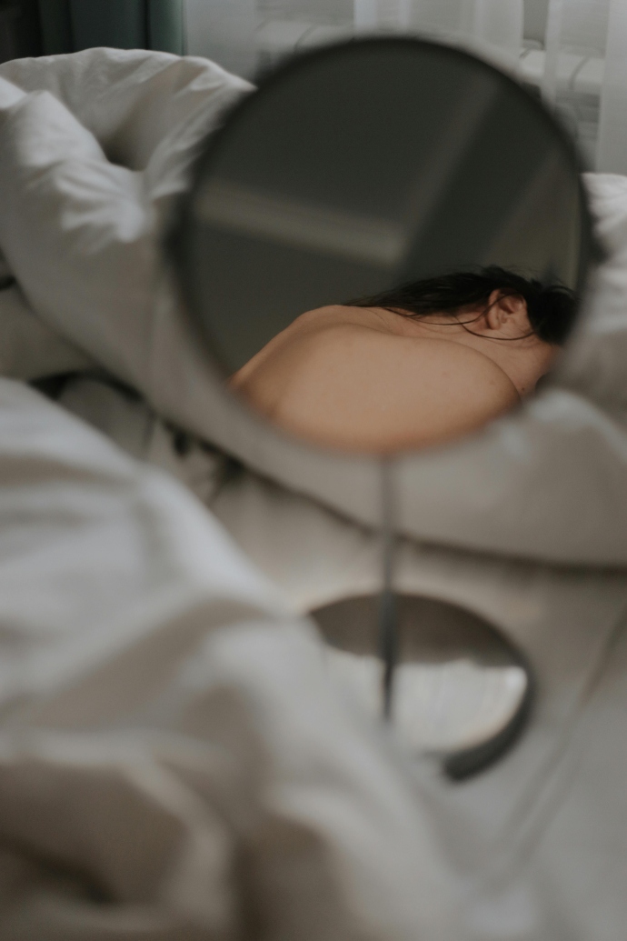 Παγωμένος ώμος: Η επώδυνη φλεγμονή που «χτυπά» κυρίως τις γυναίκες