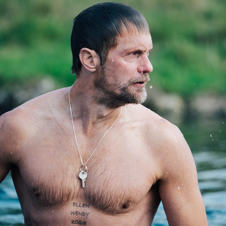 Έρωτας, υπερβολικά καλό σεξ, dom-com και ghosting: Τα 106 λεπτά του "Pillion" θα σε στείλουν για ψυχοθεραπεία