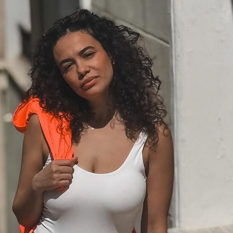 Η Πηνελόπη Πλάκα αρνείται πεισματικά τον Οκτώβριο και ποζάρει ακόμα με το μαγιό της