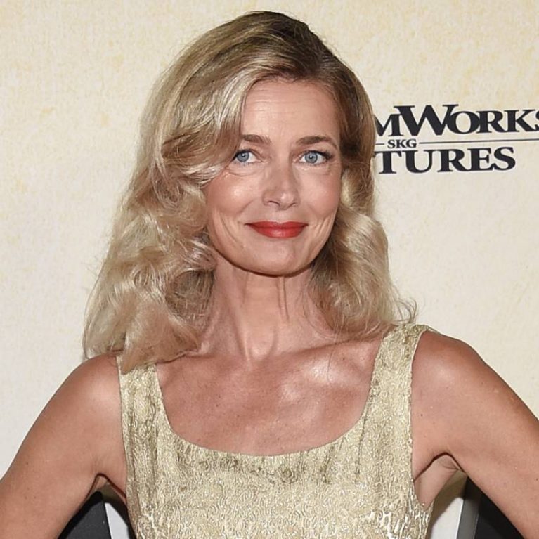 Paulina Porizkova: Ποζάρει στα 60 με δαντελένια ροζ εσώρουχα και διδάσκει αυθεντικότητα και αυτοαποδοχή