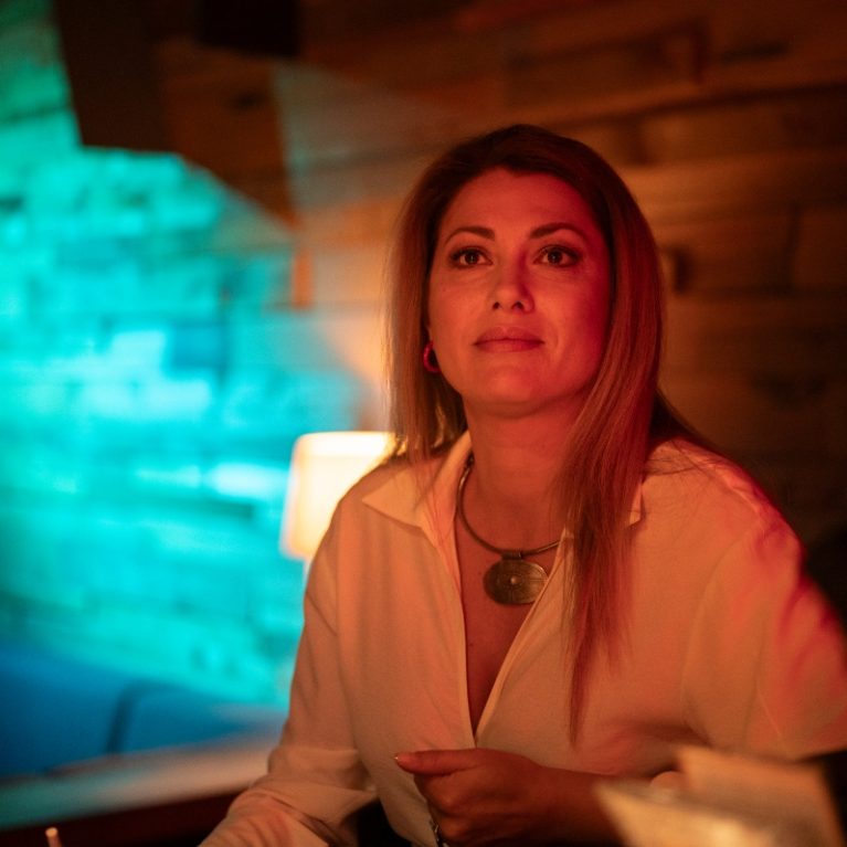 Κλέλια Ρένεση: «Ο μπαμπάς υπάρχει σαν φιγούρα, μια παρουσία σπανιότατη στη δική μας περίπτωση»