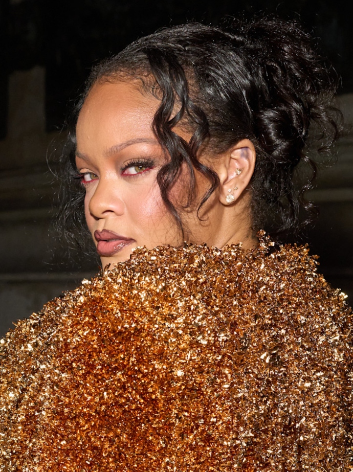 Η Rihanna αναβαθμίζει το μακιγιάζ με ένα κόκκινο μολύβι ματιών