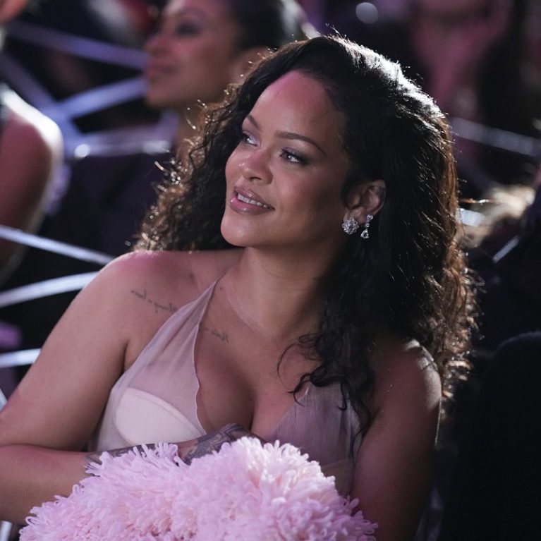 H Rihanna με τα πιο τολμηρά κόκκινα εσώρουχα στη νέα καμπάνια του Savage x Fenty. Πω πω!