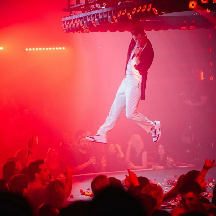 Μία νύχτα στο Έναστρον αρκεί για να καταλήξεις σε μία μεγάλη αλήθεια: Νατάσα και Σάκης δεν γίνεσαι, γεννιέσαι