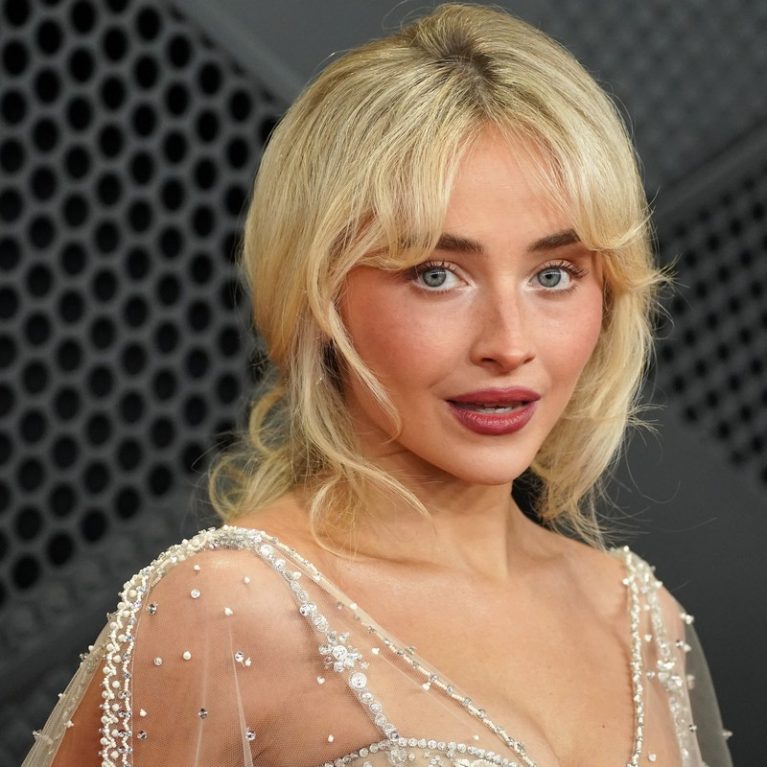H Sabrina Carpenter φοράει το ημιδιάφανο butter yellow φόρεμά της με δαντελένια εσώρουχα. J’adore!