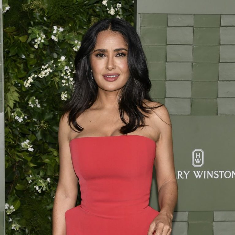 Η 58χρονη Salma Hayek χορεύει salsa like a pro με ένα λευκό μπικίνι. Ο ορισμός του sexiness