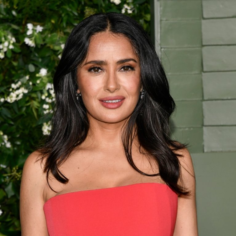 Salma Hayek: Γιορτάζει γυμνή στη θάλασσα τα 60 της και νιώθει μόνο ευγνωμοσύνη