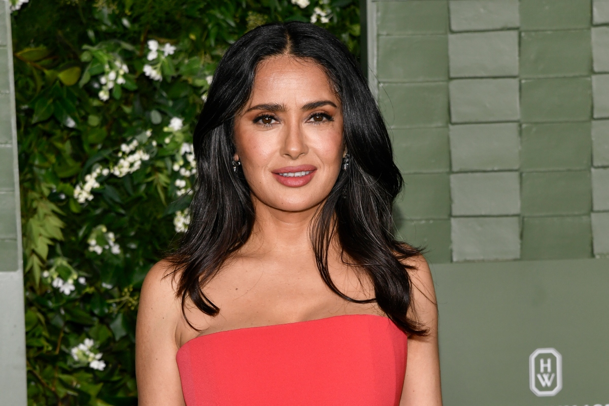 Salma Hayek: Γιορτάζει γυμνή στη θάλασσα τα 60 της και νιώθει μόνο ευγνωμοσύνη